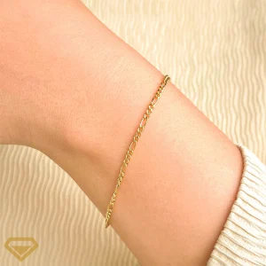 دستبند طلا 18 عیار فیگارو لایت روی مچ دست مدل