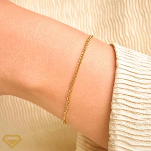 دستبند طلا 18 عیار مدل کارتیر لایت روی مچ دست مدل