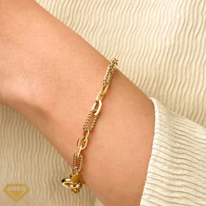 دستبند طلا 18 عیار مدل هرمس پیچ و ساده روی مچ دست مدل