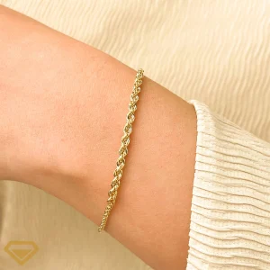 دستبند طلا 18 عیار مدل طنابی کونیک روی مچ دست مدل