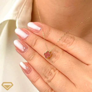 گردنبند طلا ونکلیف قرمز روی گردن مدل – نمای دوم