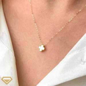 گردنبند طلا 18 عیار ونکلیف سفید روی گردن مدل