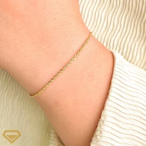 دستبند طلا 18 عیار مدل طنابی کونیک ظریف روی مچ دست مدل