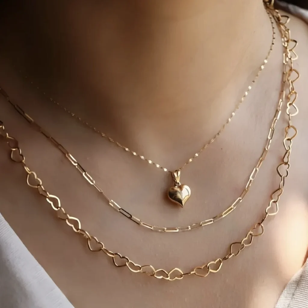 زنجیر هرمس طلا روی گردن مدل