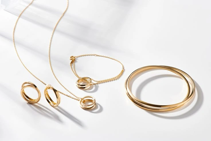 سرویس طلای 18 عیار با رنگ طلایی 